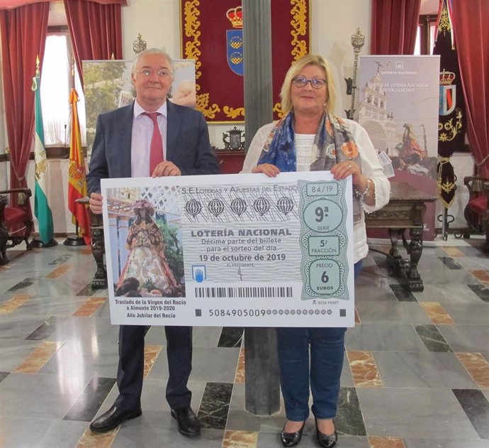 El presidente de Loterías y Apuestas del Estado, Jesús Huerta Almendro, y la alcaldesa de Almonte, Rocío del Mar Castellano.