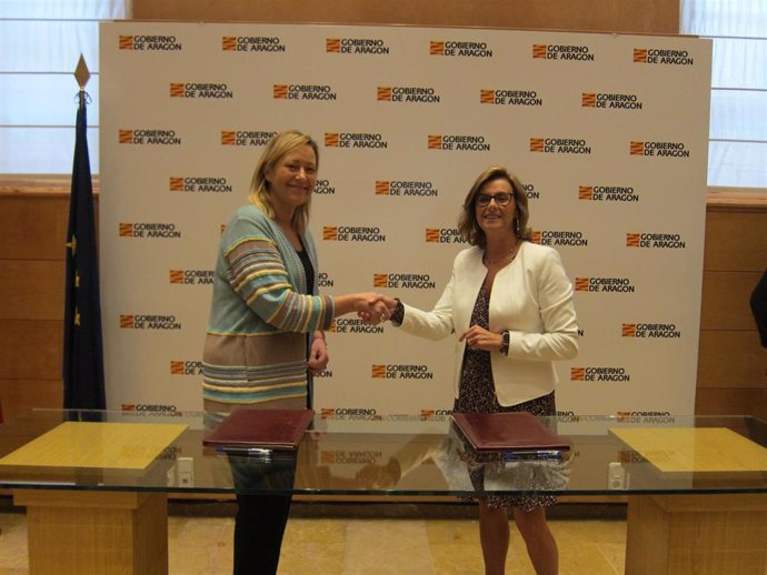 La consejera de Economía, Planificación y Empleo del Gobierno autonómico, Marta Gastón, y la directora territorial de CaixaBank en Aragón y La Rioja, Cristina González.