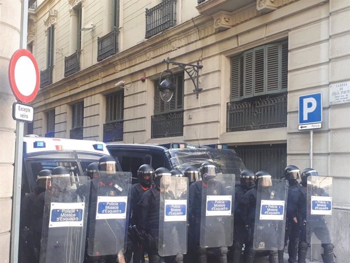Calma tensa davant la Prefectura Superior de Catalunya en la manifestació estudiantil