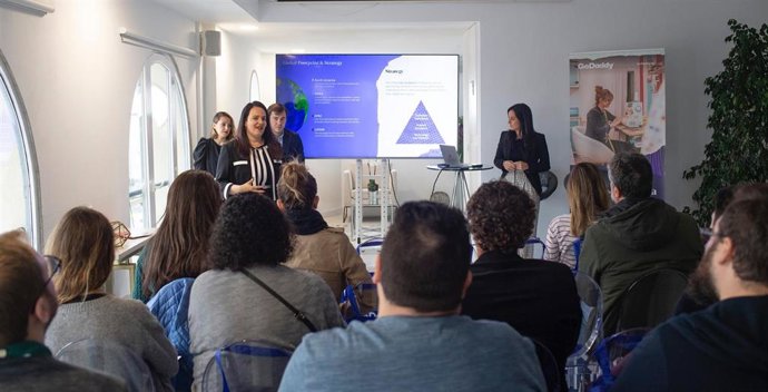 Prsentación del informe ¿Tu negocio tiene web? Oportunidades y retos que plantea el entorno digital a los autónomos y pequeñas empresas de España en 2019, de GoDaddy