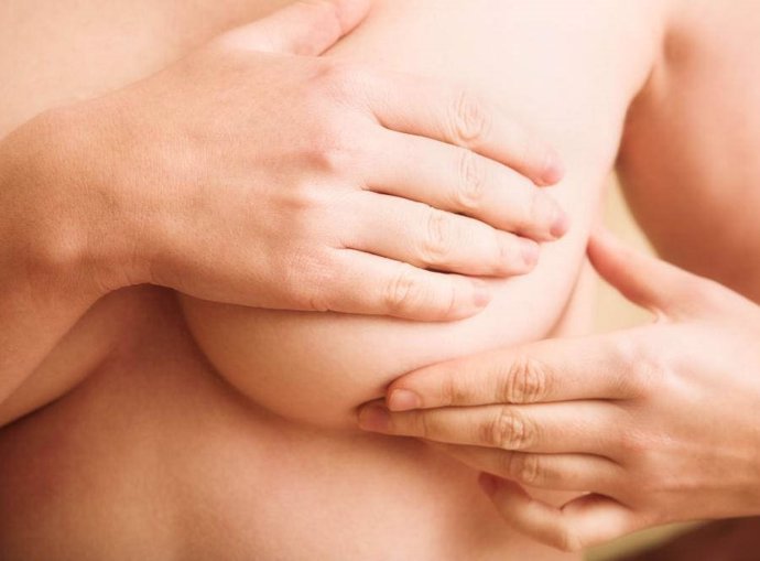 La reconstrucción de mama con tejido propio es la técnica más duradera y armónic