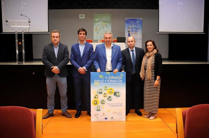 Montoro (centro) en la jornada sobre empleo y formación en las instituciones de la UE