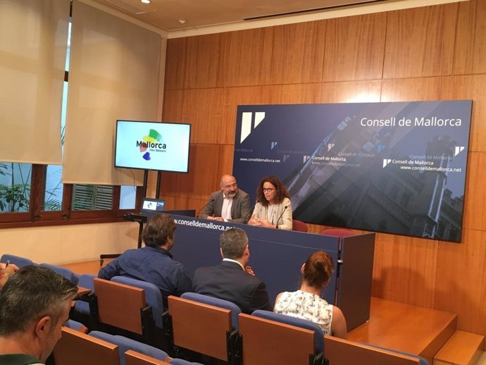 (I-D) El Conseller Serra Y La Presidenta Cladera Presentan 'Fall For Mallorca'.