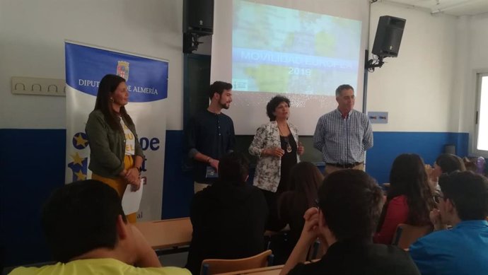Diputación acerca los proyectos de movilidad europea a los jóvenes de Olula del Río