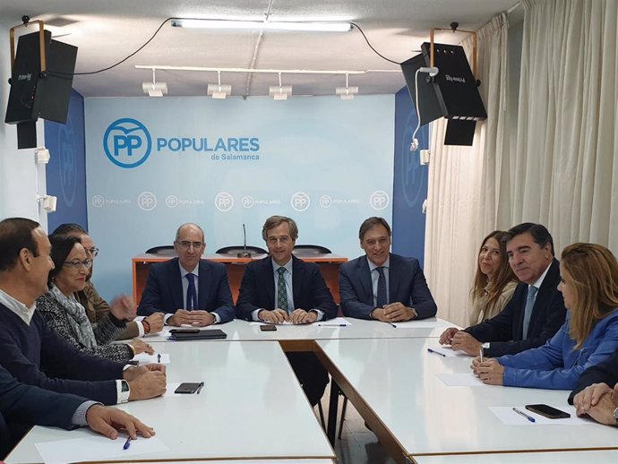 González Terol (centro) junto a responsables y representantes del PP de Salamanca.