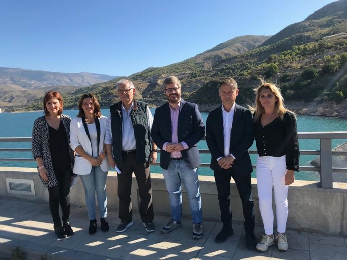 Fran Hervías junto a la presa de Rules