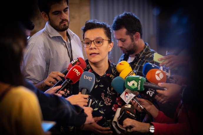 La diputada de la CUP al Parlament Natlia Snchez, ofereix declaracions als mitjans de comunicació durant la sessió plenria celebrada al Parlament tres dies després de conixer la sentncia del procés, Barcelona (Catalunya, Espanya)