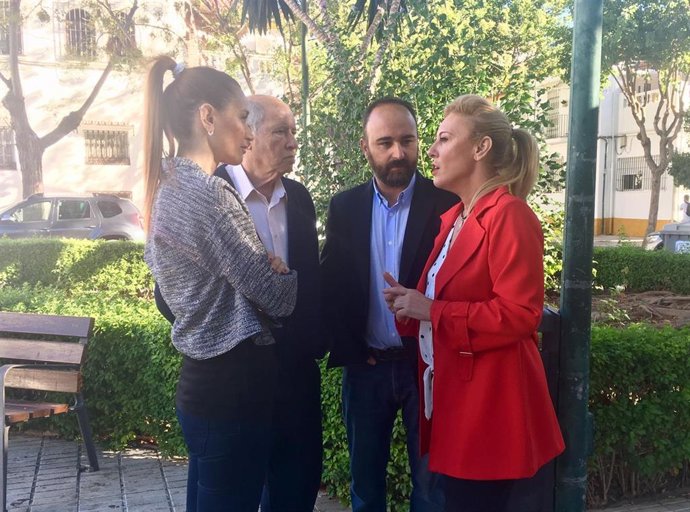 La coordinadora de la campaña del PP de Málaga para las elecciones y candidata al Congreso, Carolina España; el candidato al Congreso Mario Cortés; y la coordinadora adjunta de la campaña y vicesecretaria de Málaga capital, Elisa Pérez de Siles.