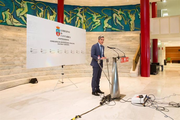 El vicepresidente y consejero de Universidades, Igualdad, Cultura y Deporte, Pablo Zuloaga, informa en rueda de prensa de los acuerdos del Consejo de Gobierno