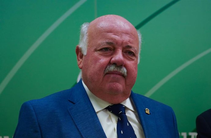 El consejero de Salud y Familia, Jesús Aguirre en rueda de prensa por el brote de listeriosis