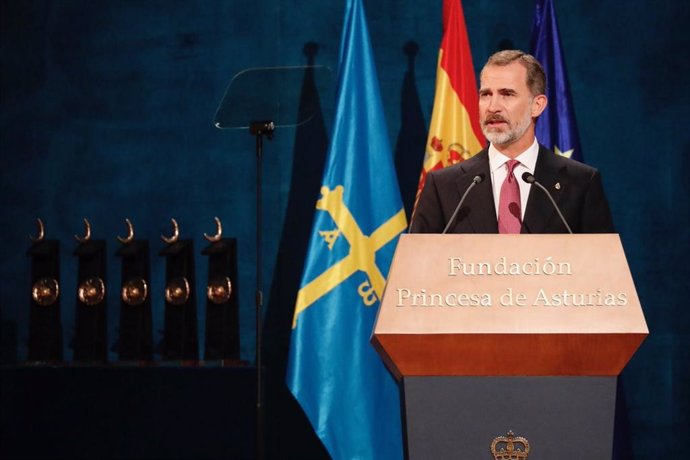 El Rey Felipe VI pronuncia un discurso durante la ceremonia de entrega de los Premios Princesa de Asturias 2018 en el teatro Campoamor.  