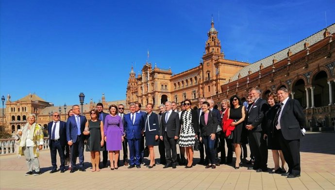 El delegado del Gobierno, Lucrecio Fernández, posa con una veintena de embajadores de la Unión Europea, este jueves en Sevilla.