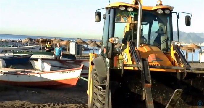 La Policía Local de Málaga y el Área de Playas retiran 15 embarcaciones del varadero de Pedregalejo, en la capital.