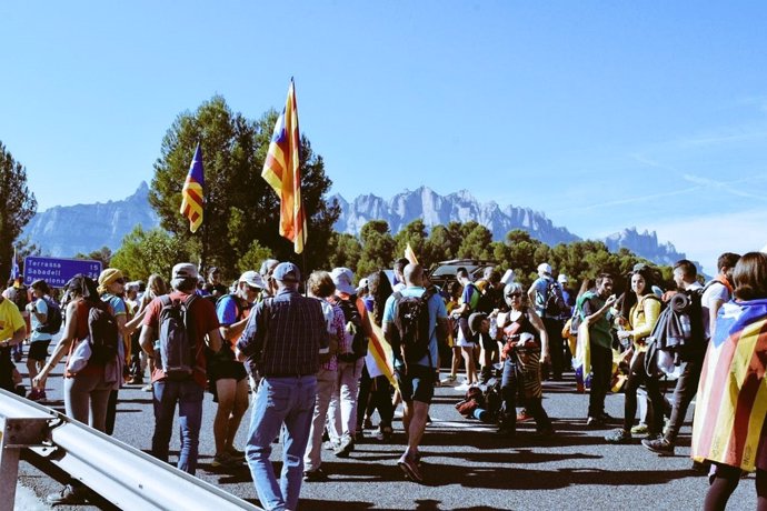 Participants a les Marxes per la Llibertat davant Montserrat.
