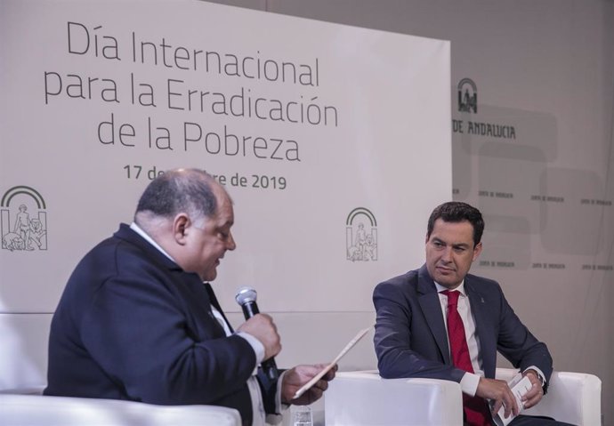 El presidente de la Junta de Andalucía, Juanma Moreno (d),  junto al presidente de EAPN-Andalucía, Juan Reyes (i),durante una recepción con motivo del 25 aniversario de EAPN-Andalucía. En el Palacio de San Telmo, Sevilla, a 17 de octubre de 2019.