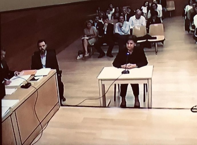 Maria Antonia Martínez, hermana de la víctima, declara ante el jurado este jueves.