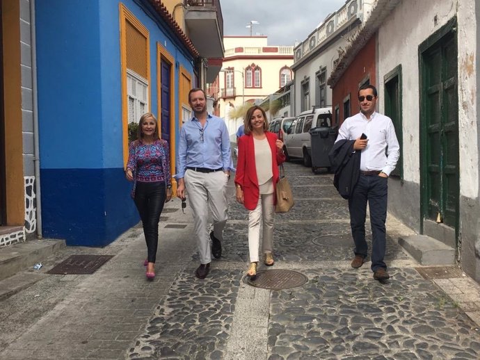 El portavoz del PP en le Senado, Javier Maroto, en un paseo por La Palma
