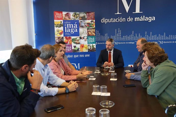 El vicepresidente primero de la Diputación, Juan Carlos Maldonado, reunido con productores de vinos y aceites malagueños por la subida de aranceles de EEUU