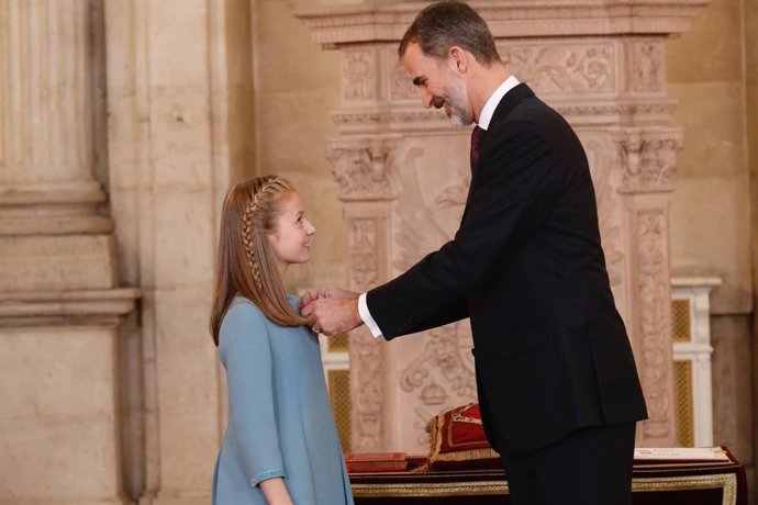 El rei Felip VI colloca a la seva filla Leonor, princesa d'Astúries, el collaret de la Insigne Ordre del Toisó d'Or el 2018 (arxiu)