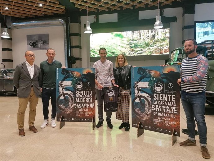 La alcaldesa de Barakaldo, Amaia Del Campo, junto a los representantes de la marcha BTT Bike Maratón Pulmón de Acero