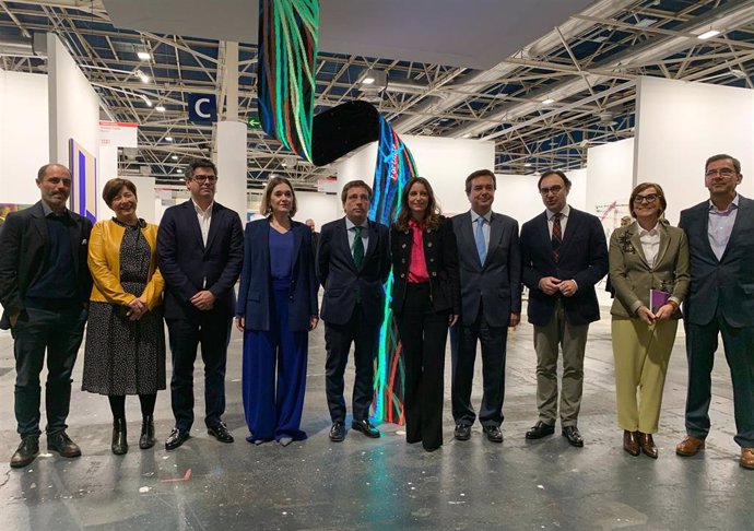 El alcalde de Madrid, José Luis Martínez-Almeida, y la consejera de Cultura y Turismo de la Comunidad de Madrid, Marta Rivera, participan en la faria Estampa 2019.