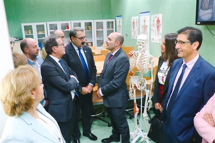 El consejero de Sanidad, Jesús Fernández, en su visita a la Facultad de Medicina