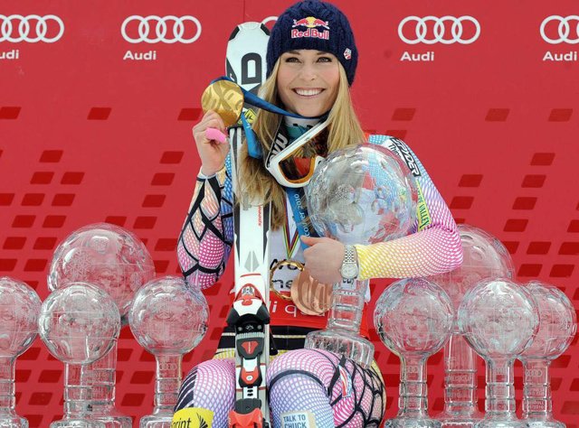 La esquiadora estadounidense Lindsey Vonn con los globos de cristal que ha ganado en su carrera