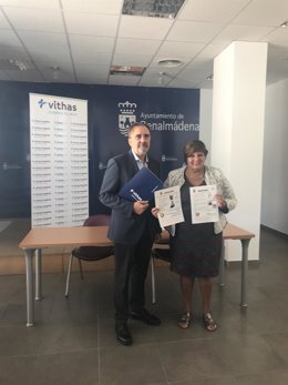 Presentación del cartel del II ciclo de conferencias de educación para la salud de Vithas y el Ayuntamiento de Benalmádena