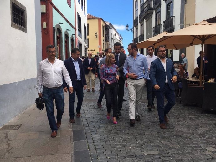 El portavoz del PP en el Senado, Javier Maroto, pasea por La Palma con cargos orgánicos y candidatos electorales