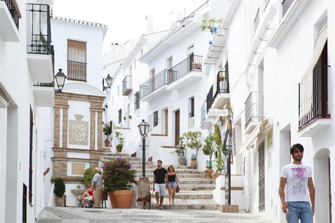 Archivo fotográfico de Turismo Andaluz. Una calle de Frigiliana.