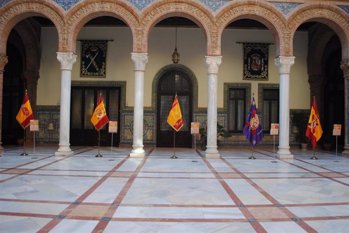 Exposición de las banderas históricas en la Capitanía de Sevilla