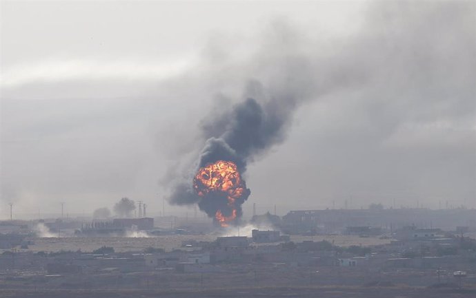 Explosión en la localidad siria de Ras al Ain vista desde territorio turco