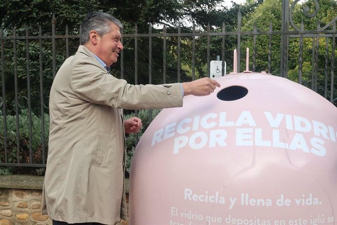 El concejal de Desarrollo Urbano, Luis Miguel García Copete tirando un vidrio al contenedor rosa para visibilizar la lucha contra el cáncer de mama.