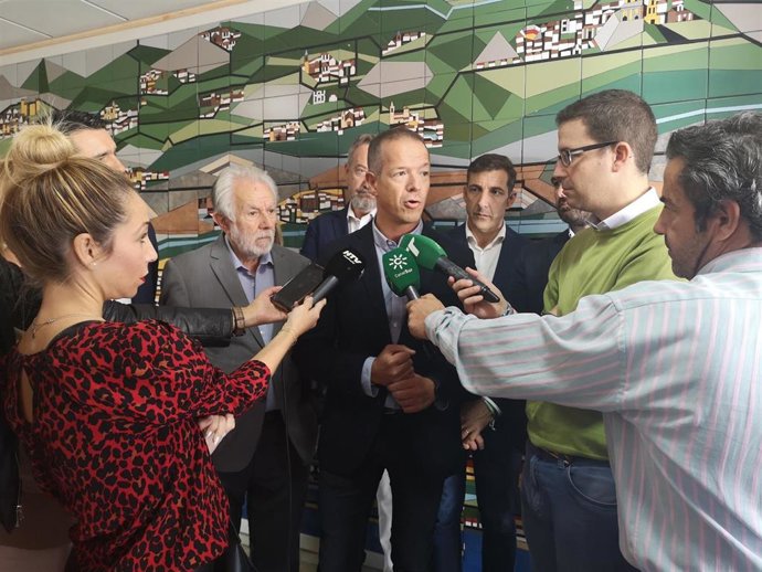 El portavoz del PSOE en el Senado, Ander Gil, ante los medios en Huelva.