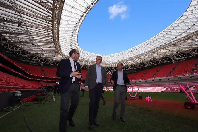 El alcalde de Zaragoza ha visitado el estadio de San Mamés de Bilbao