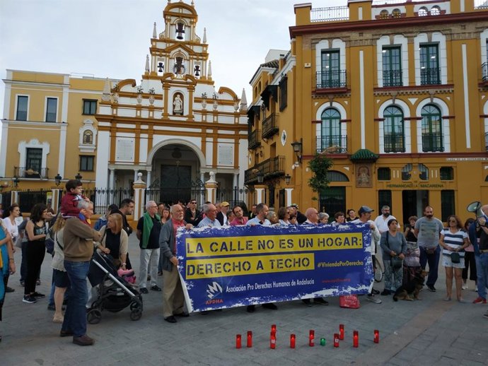 Concentración en memoria de la persona sin hogar fallecida en la Macarena