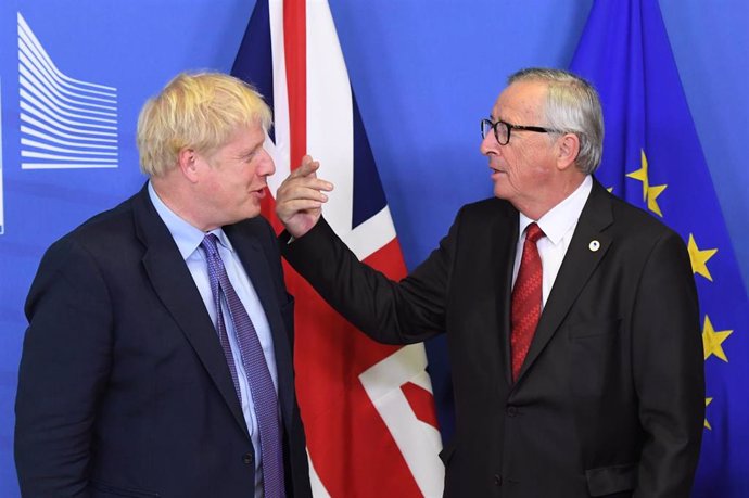 17 October 2019, Belgium, Brussel: (L-R) Brexit Secretary Stephen Barclay, UK Prime Minister Boris Johnson, President of the European Commission Jean-Claude Juncker and EU Brexit Chief Negotiator Michel Barnier, pose for a group photo ahead of the openi