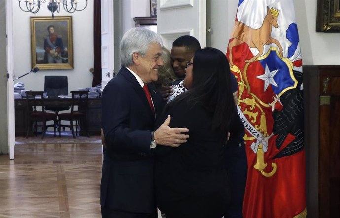 El presidente de Chile, Sebastián Piñera, recibe en La Moneda a los padres de un bebé que murió por una bala perdida