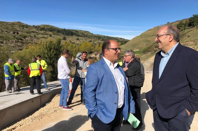 El presidente y el vicepresidente de la institución, Manuel Rando y Alberto Izquierdo visitan la carretera de acceso desde Valdelinares a las pistas de esquí