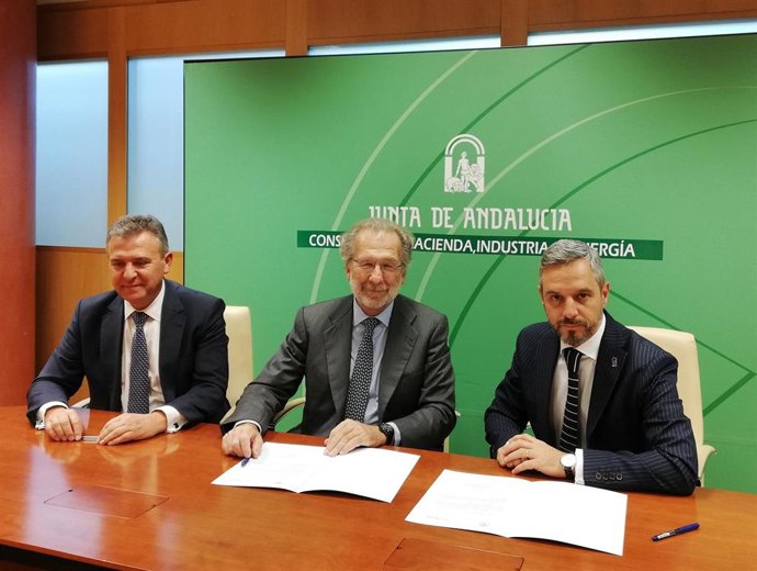 Firma del contrato de suministro eléctrico con la presencia del director general de Endesa en Andalucía y Extremadura, Francisco Ledesma; el director general de Comercialización de Endesa, Javier Uriarte, y el consejero de Hacienda, Juan Bravo.