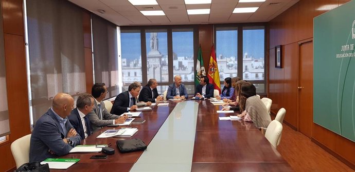 Imbroda reunido con el Ayuntamiento de Cádiz