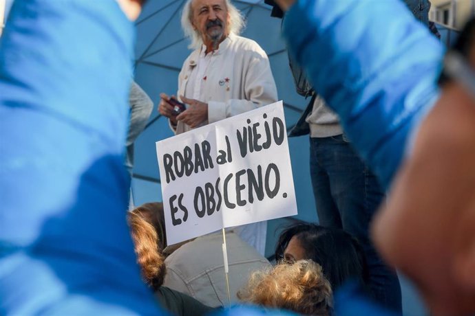 Participantes en la marcha de pensionistas con un cartel que dice 'Robar al viejo es obsceno', en la Puerta del Sol de Madrid (España) a 15 de octubre de 2019.
