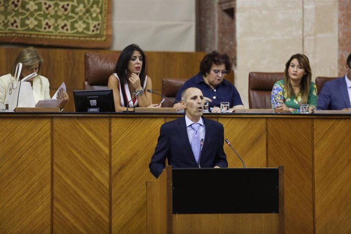 Imagen del portavoz de la promotora de la ILP para un concurso de méritos para interinos, David Núñez, que intervino ante el Pleno del Parlamento el 25 de septiembre.
