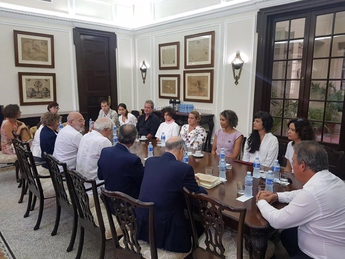 El ministro de Asuntos Exteriores, UE y Cooperación en funciones, Josep Borrell, reunido con miembros de la sociedad civil cubana en La Habana