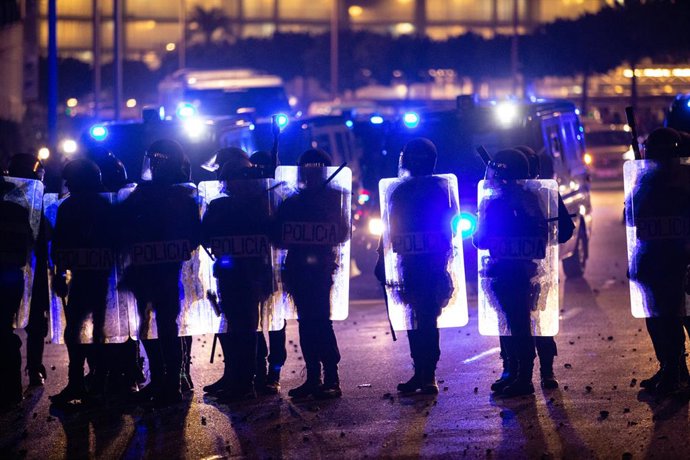 Policies a l'Aeroport de Barcelona-el Prat, on s'ha produt una protesta per la sentncia del Tribunal Suprem sobre el judici del procés, a Barcelona (Espanya), a 14 d'octubre del 2019.