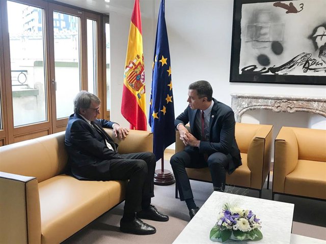 El presidente del Parlamento Europeo, David Sassoli (i) con el presidente del Gobierno español en funciones, Pedro Sánchez