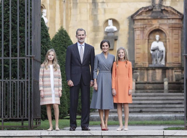 La princesa Leonor, el Rey Felipe VI, la Reina Letizia y la infanta Leonor, posan en los Jardines de los Reyes Católicos de la Catedral de Oviedo a su llegada a la capital del Principado de Asturias (España) con motivo de la celebración de los Premio