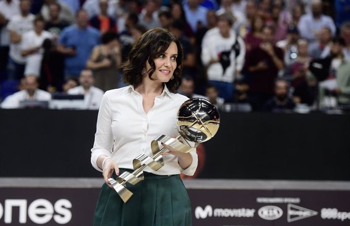 La presidenta madrileña Isabel Díaz Ayuso con la copa de la Liga Endesa