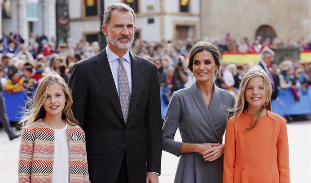 La princesa Leonor, el Rey Felipe VI, la Reina Letizia y la infanta Leonor, posan en los Jardines de los Reyes Católicos de la Catedral de Oviedo a su llegada a la capital del Principado de Asturiasr