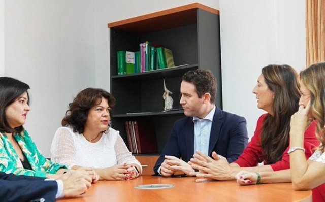 Teodoro García Egea con Virginia Pérez y María Eugenia Moreno